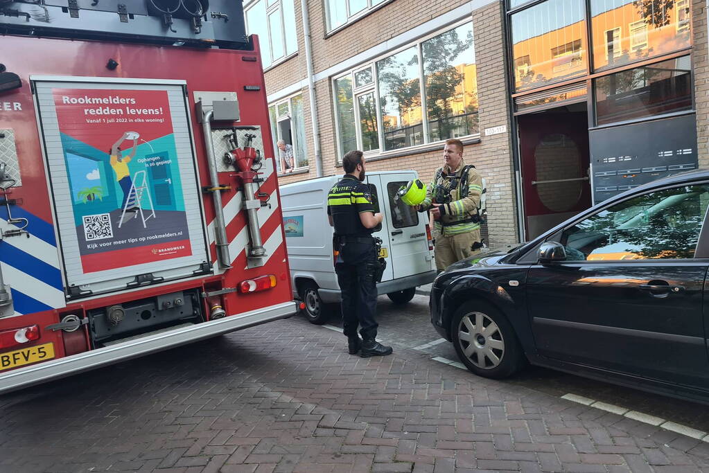 Papier in kelder van appartementencomplex in brand