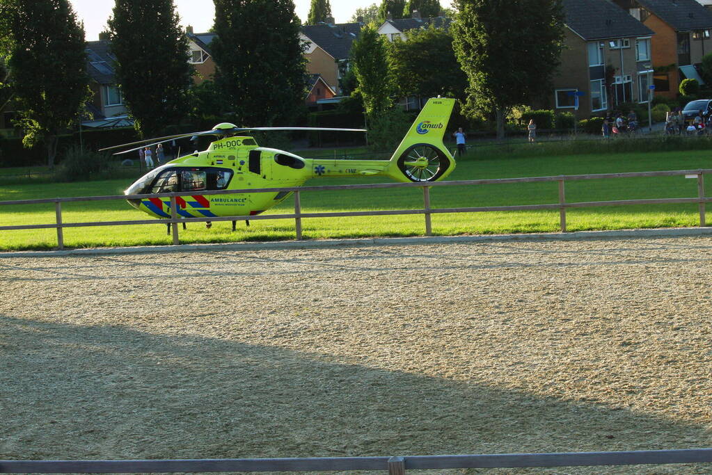 Fietser botst tegen boom en raakt ernstig gewond