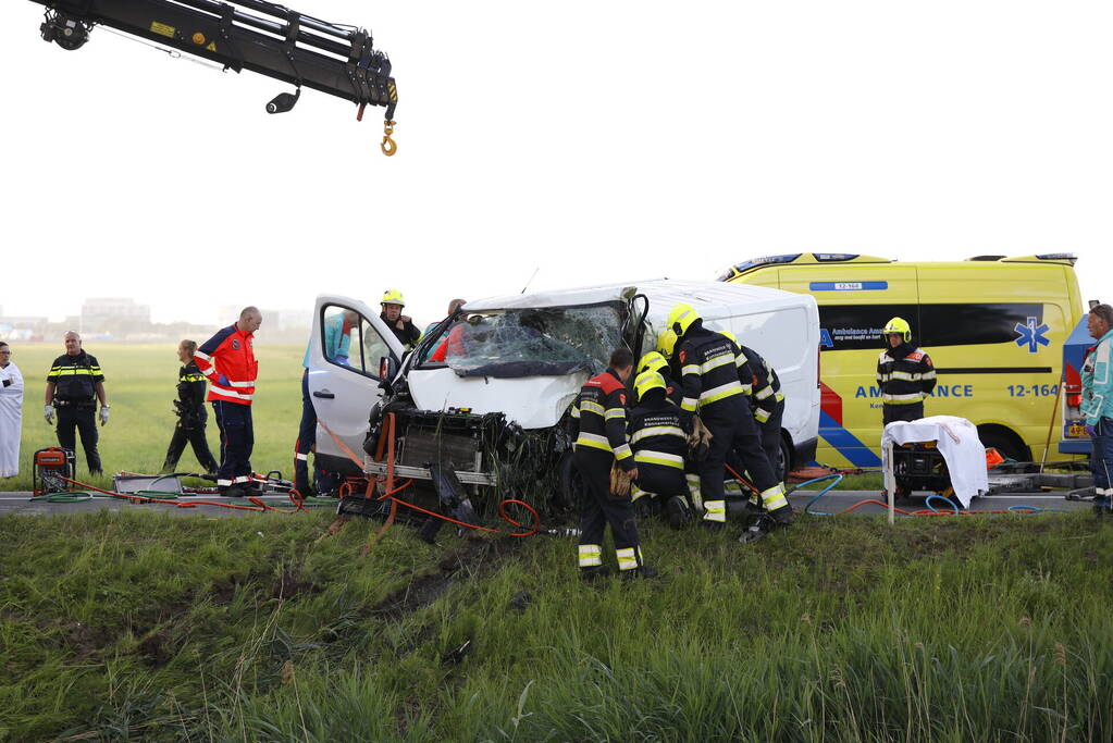 Zwaargewonde bij auto te water