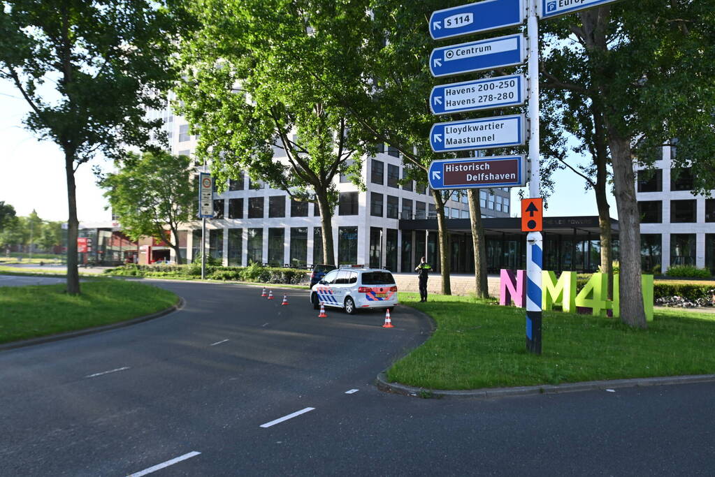 Bestuurder parkeert auto tegen boom en verdwijnt