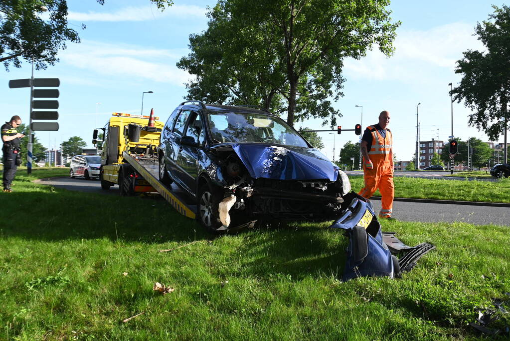 Bestuurder parkeert auto tegen boom en verdwijnt