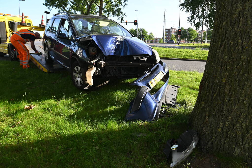 Bestuurder parkeert auto tegen boom en verdwijnt