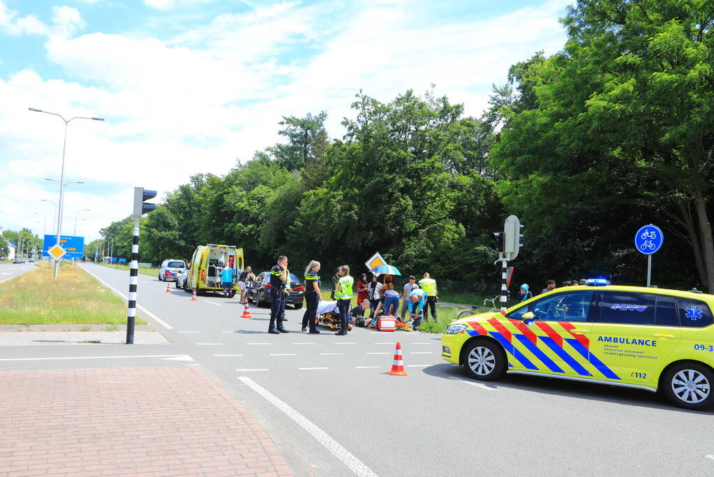 Kind op fiets aangereden door auto