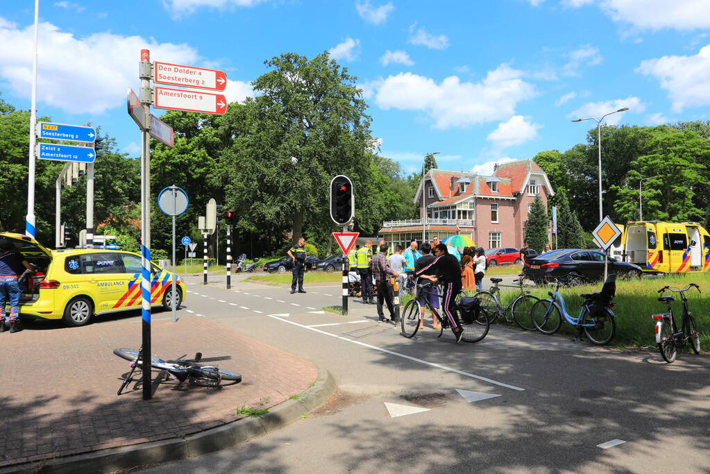 Kind op fiets aangereden door auto