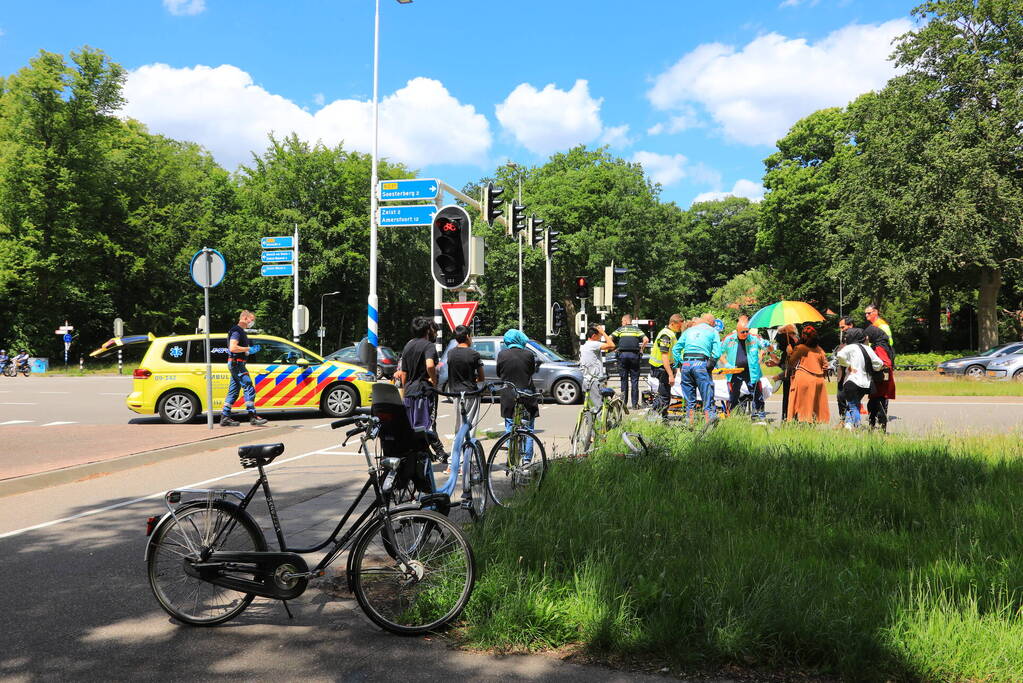 Kind op fiets aangereden door auto