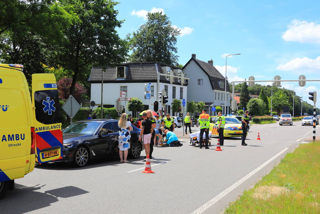 Kind op fiets aangereden door auto