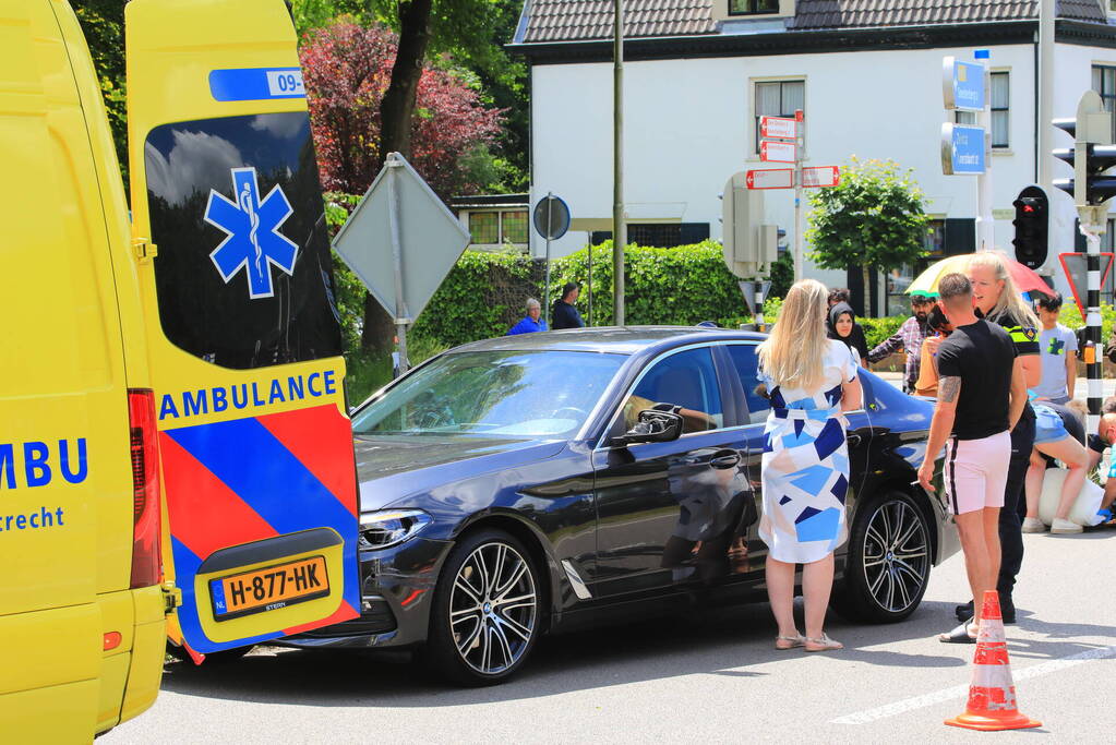 Kind op fiets aangereden door auto