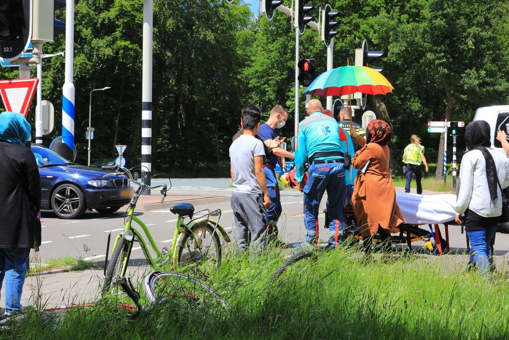Kind op fiets aangereden door auto