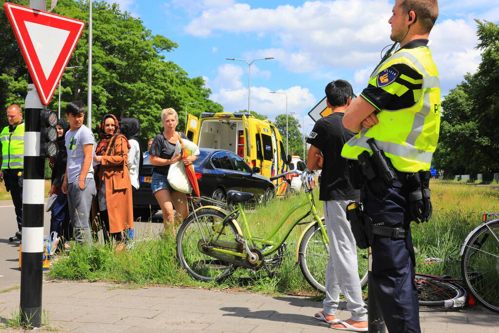 Kind op fiets aangereden door auto