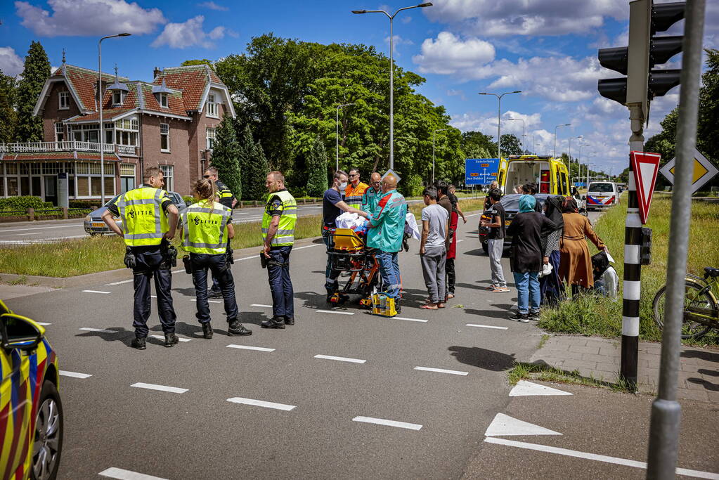 Kind op fiets aangereden door auto