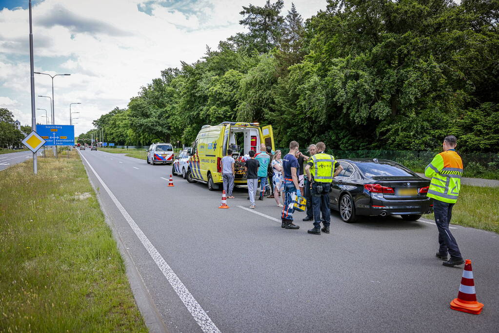 Kind op fiets aangereden door auto
