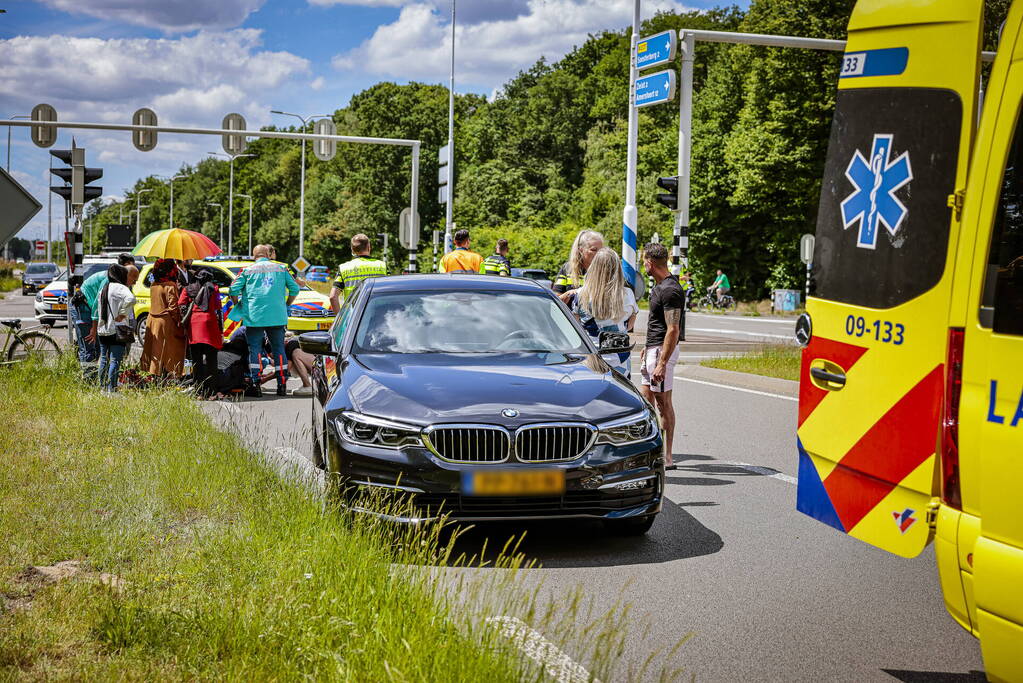 Kind op fiets aangereden door auto