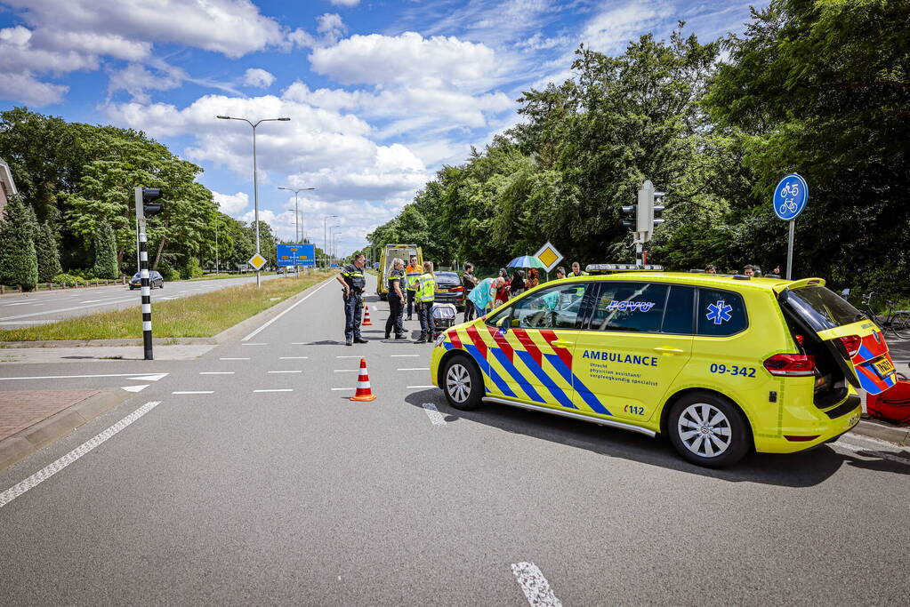 Kind op fiets aangereden door auto