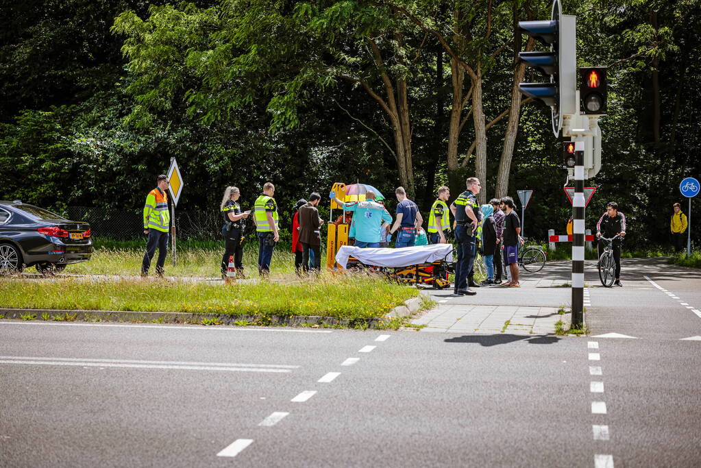 Kind op fiets aangereden door auto
