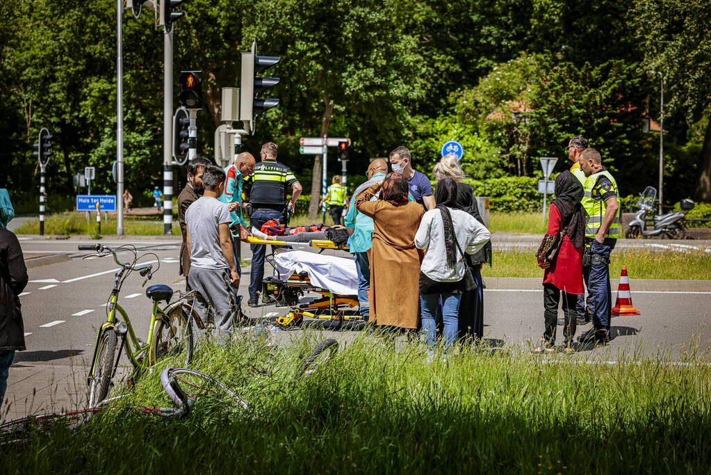 Kind op fiets aangereden door auto
