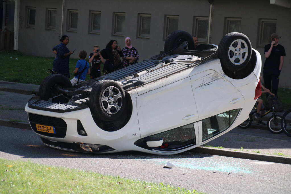 Auto belandt op de kop bij aanrijding