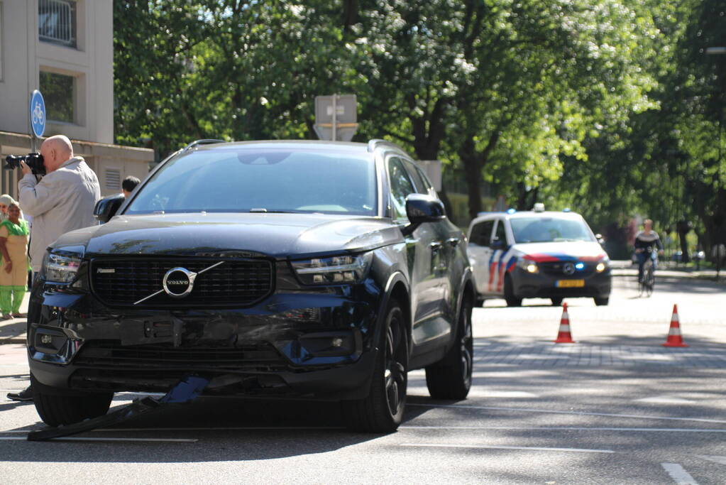 Auto belandt op de kop bij aanrijding