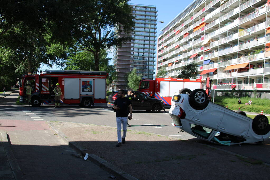 Auto belandt op de kop bij aanrijding