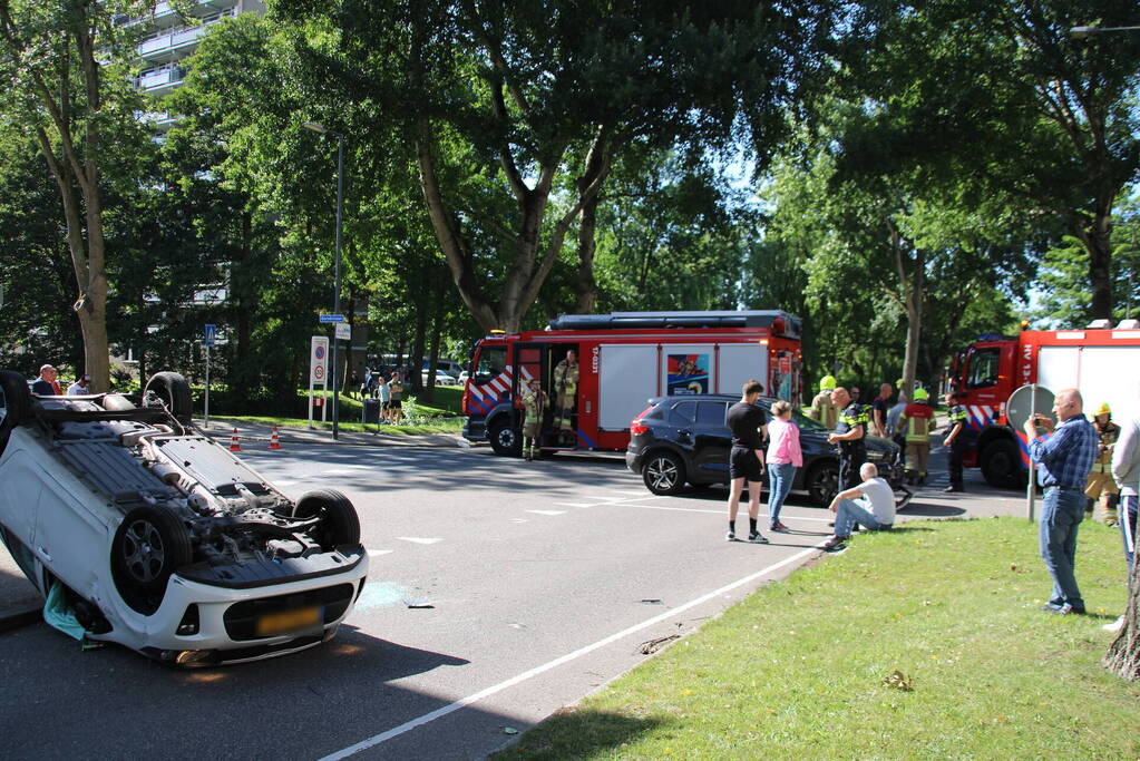 Auto belandt op de kop bij aanrijding