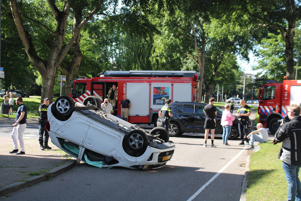 Auto belandt op de kop bij aanrijding