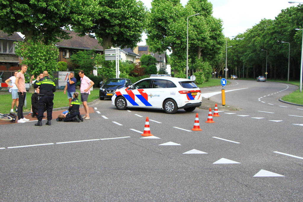 Bestuurder rijdt door na aanrijding met fietsster