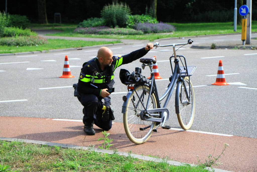 Bestuurder rijdt door na aanrijding met fietsster