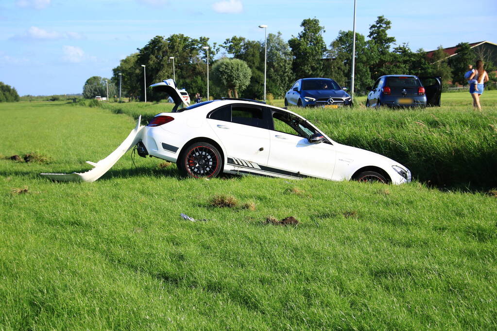 Dure Mercedes AMG belandt in sloot, inzittenden gevlucht
