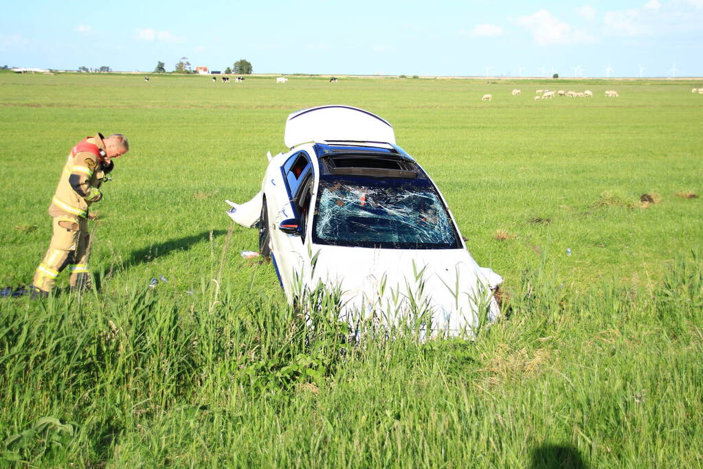 Dure Mercedes AMG belandt in sloot, inzittenden gevlucht