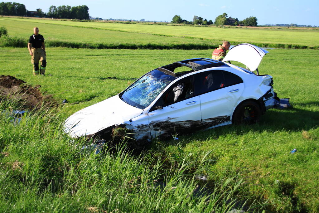 Dure Mercedes AMG belandt in sloot, inzittenden gevlucht