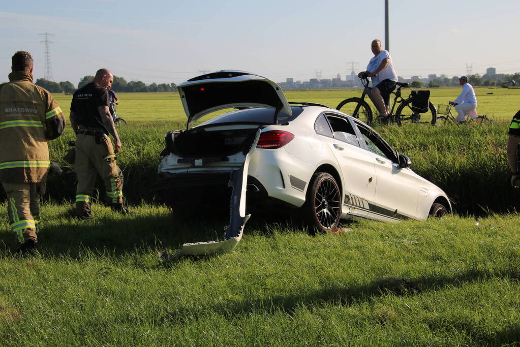 Dure Mercedes AMG belandt in sloot, inzittenden gevlucht