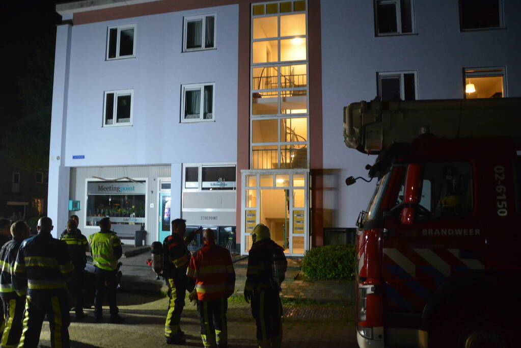 Flatwoningen ontruimd vanwege brand