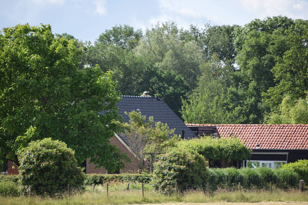 Brand in de nok van dak woning
