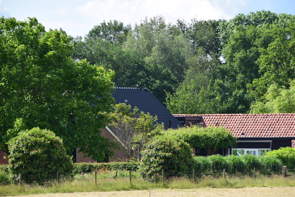 Brand in de nok van dak woning