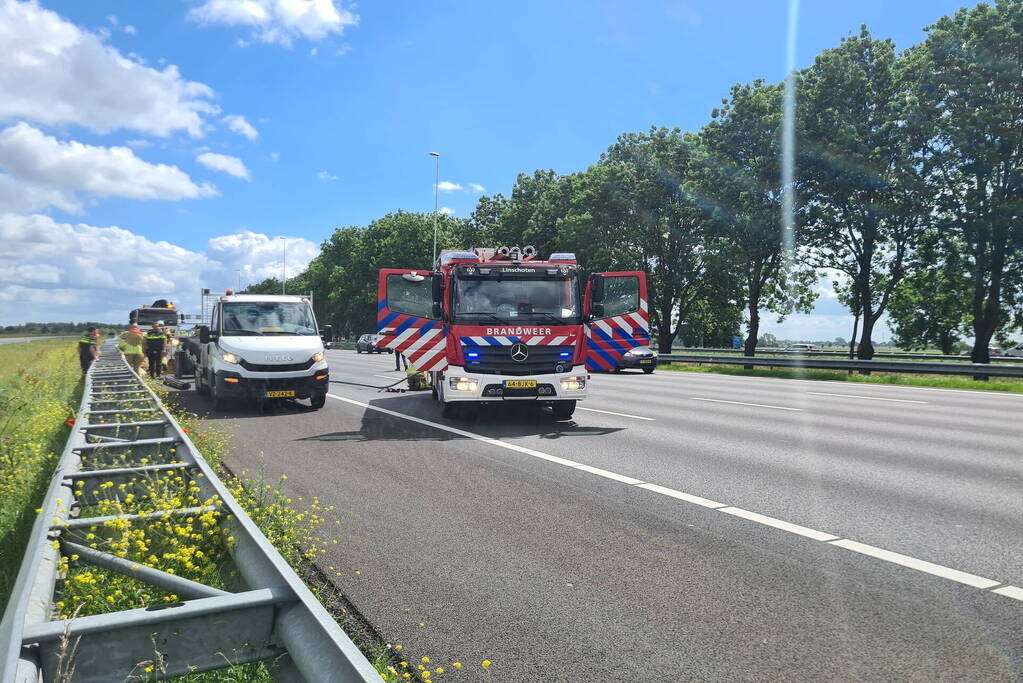 Hooibalen op aanhanger vliegen in brand