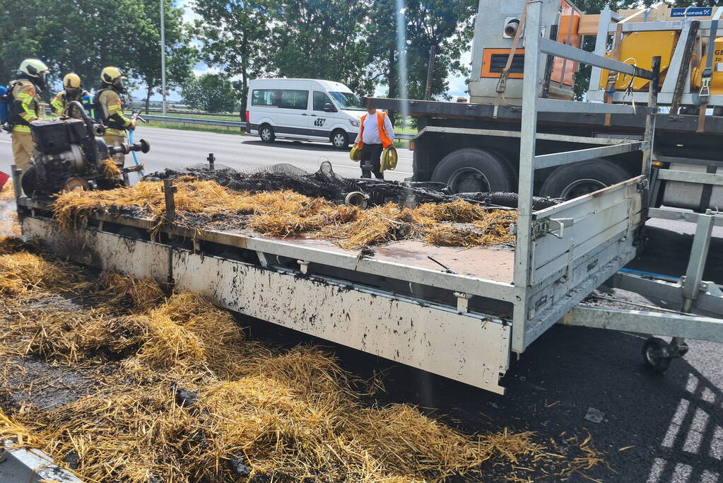 Hooibalen op aanhanger vliegen in brand