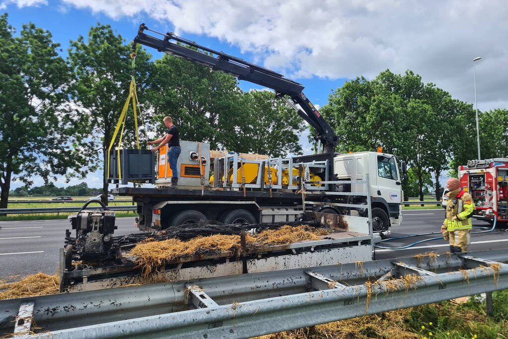 Hooibalen op aanhanger vliegen in brand