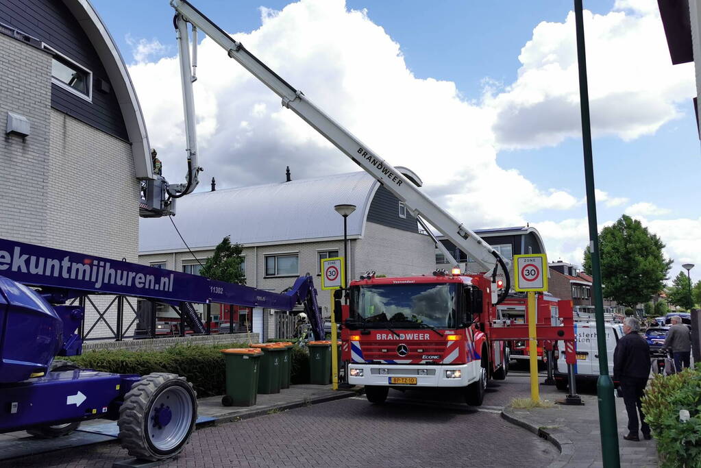 Brandweer blust brand op dak na werkzaamheden