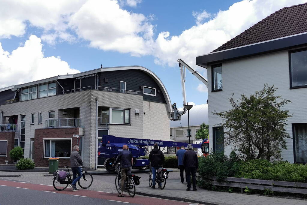 Brandweer blust brand op dak na werkzaamheden