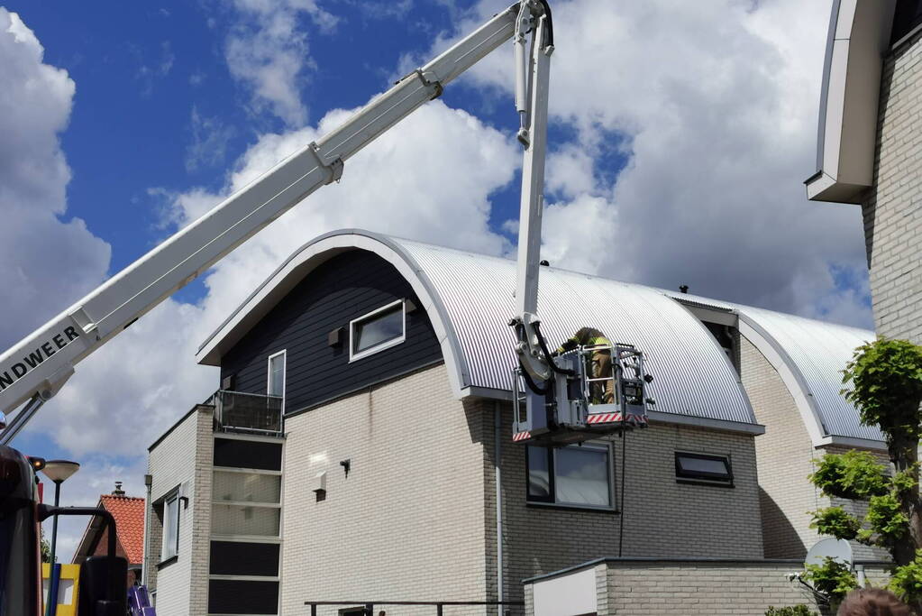 Brandweer blust brand op dak na werkzaamheden