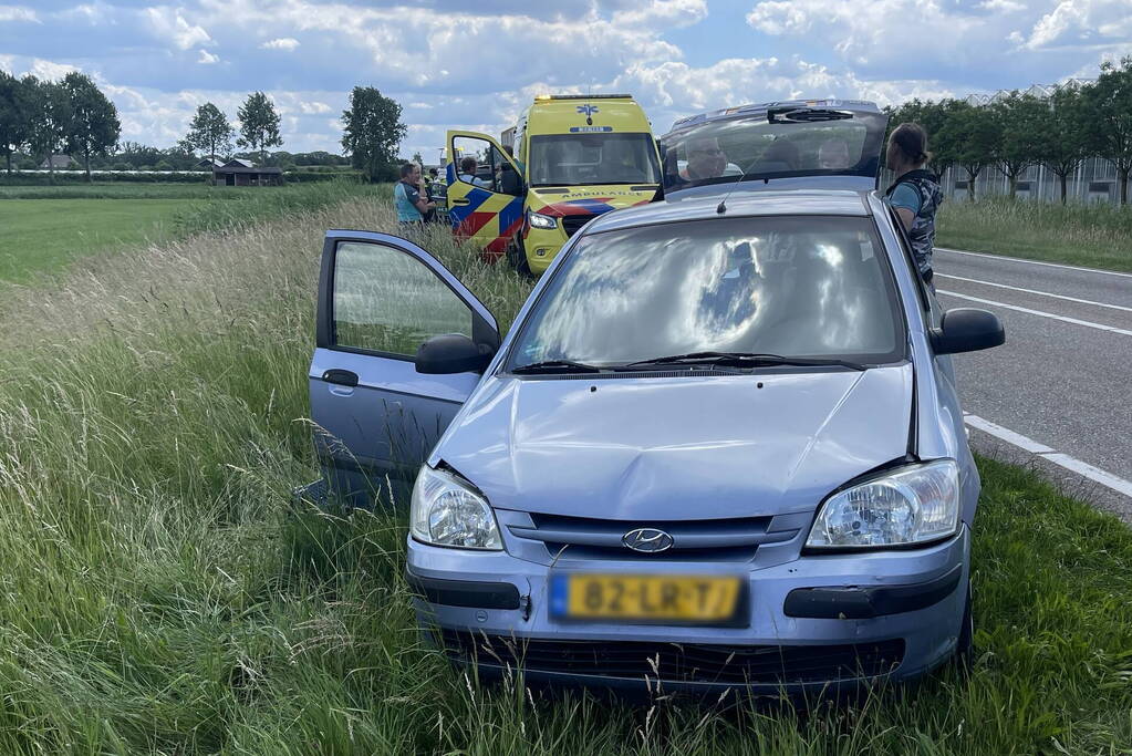 Auto botst op Broekdalerbaan N279 in Beek en Donk