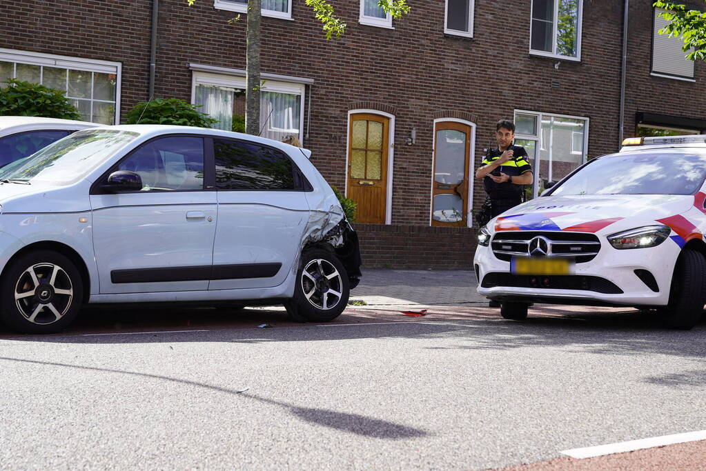 Bestelbus botst achterop personenauto