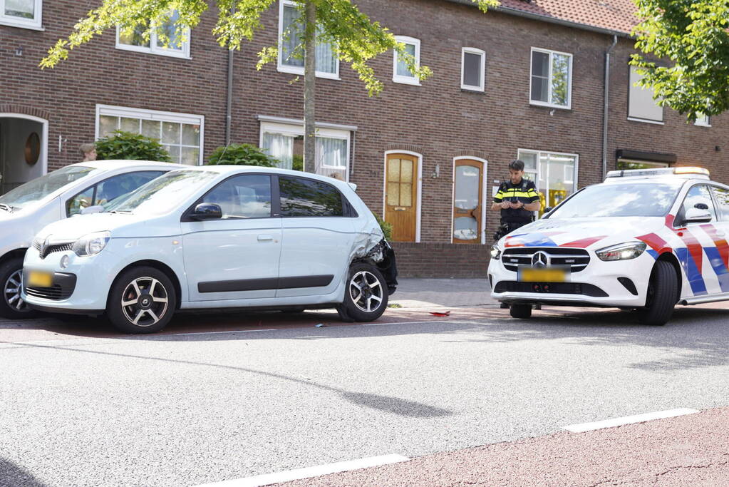 Bestelbus botst achterop personenauto