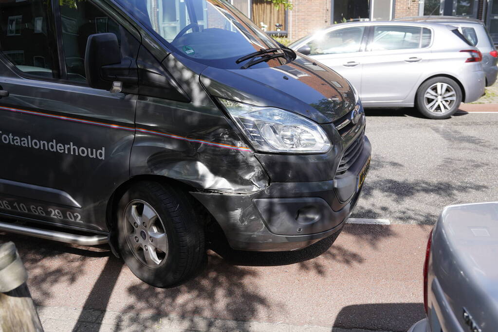 Bestelbus botst achterop personenauto