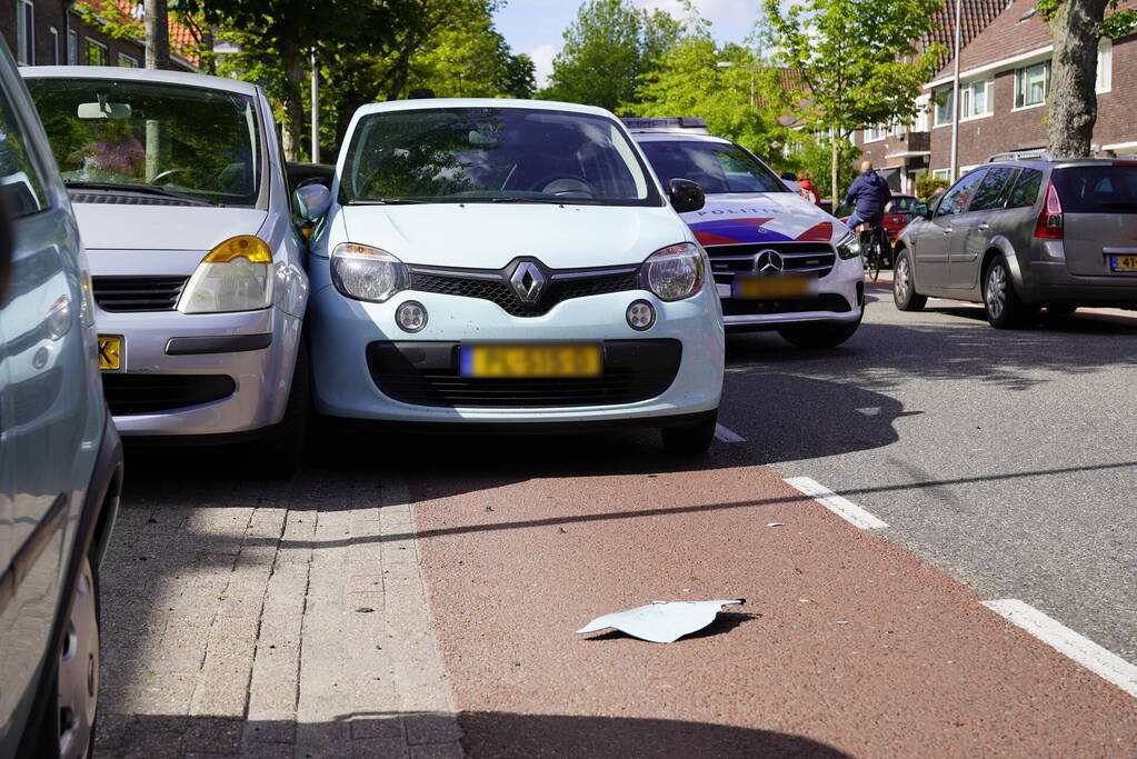 Bestelbus botst achterop personenauto