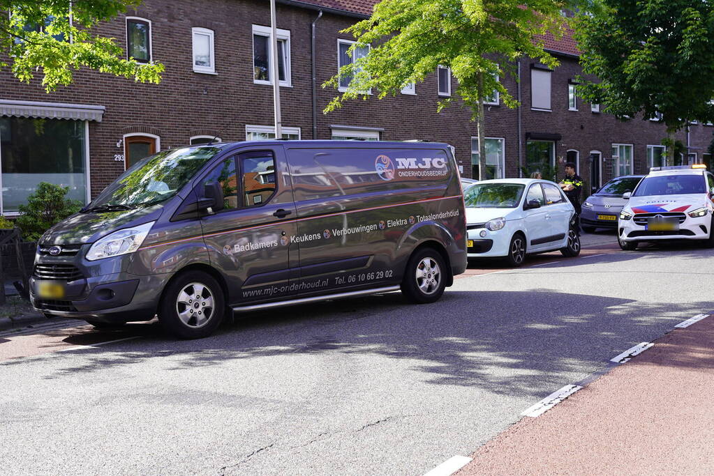 Bestelbus botst achterop personenauto