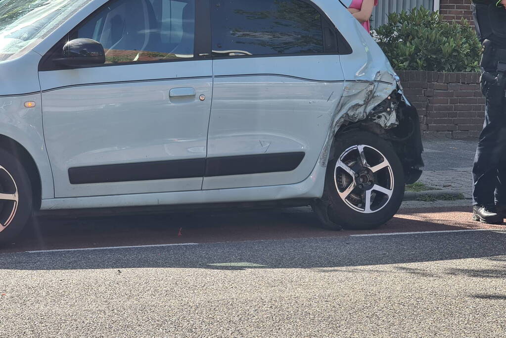 Bestelbus botst achterop personenauto