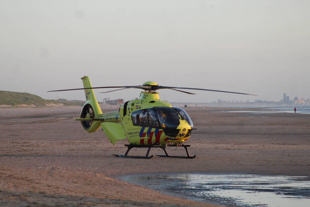 Hardloper onwel op strand