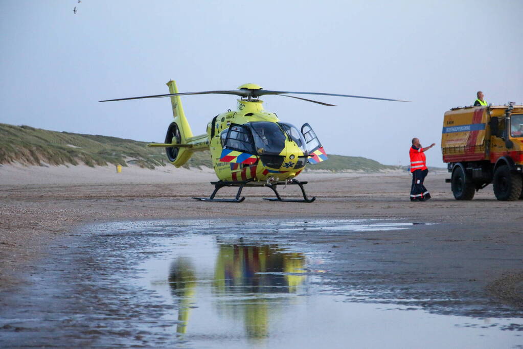 Hardloper onwel op strand