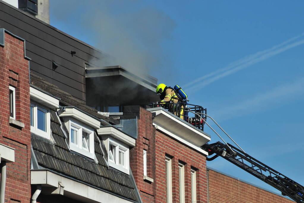Personen uit brandende bovenwoning gered