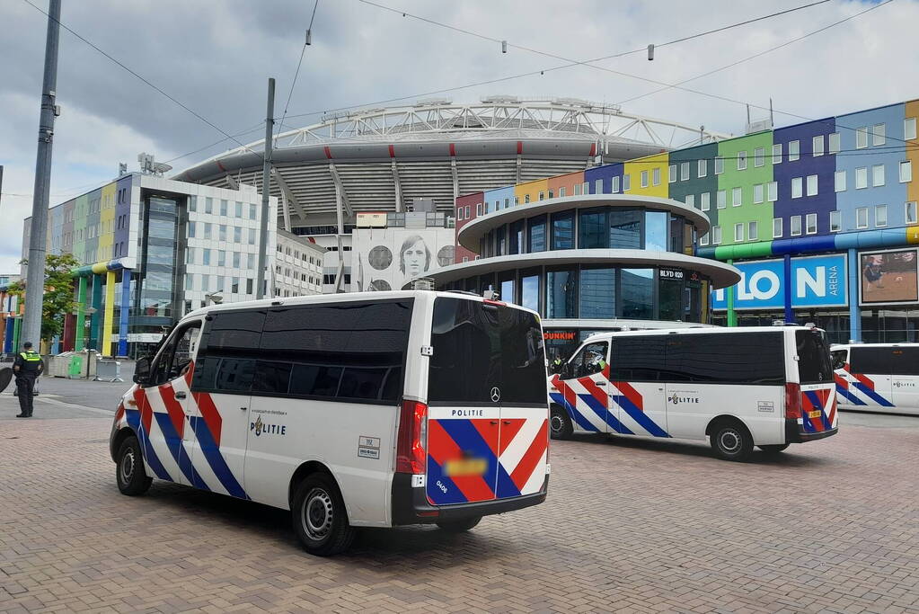Grootscheepse ME oefening bij Johan Cruijff ArenA